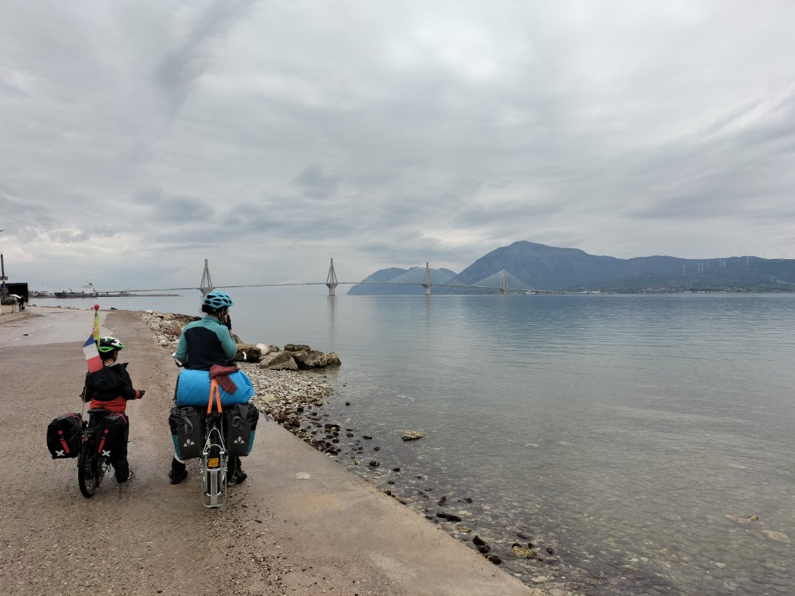 Nous revoilà au pont de Patras, mais pas besoin de le traverser cette fois !