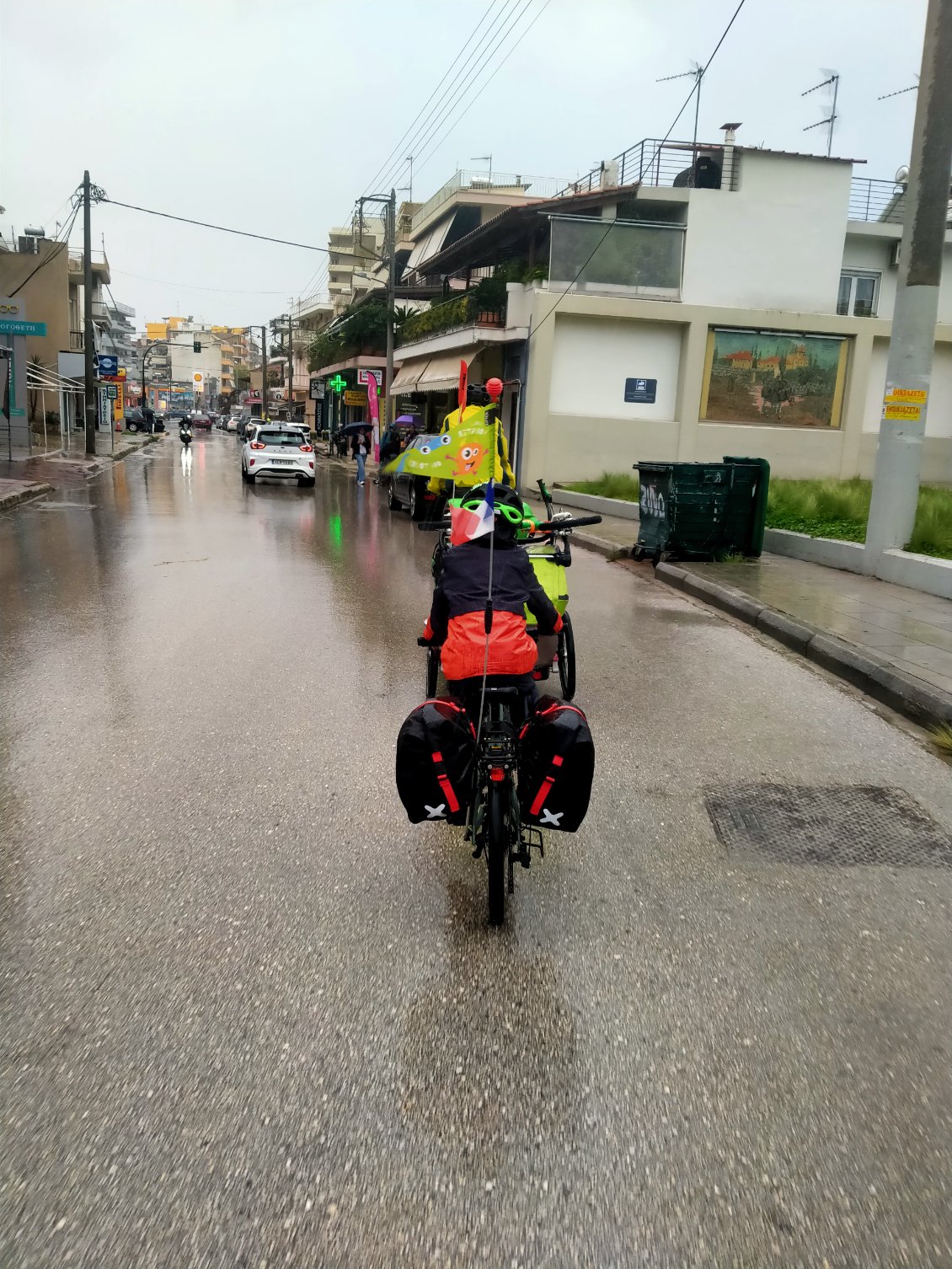 Derniers tours de pédales en Grèce sous une grosse pluie