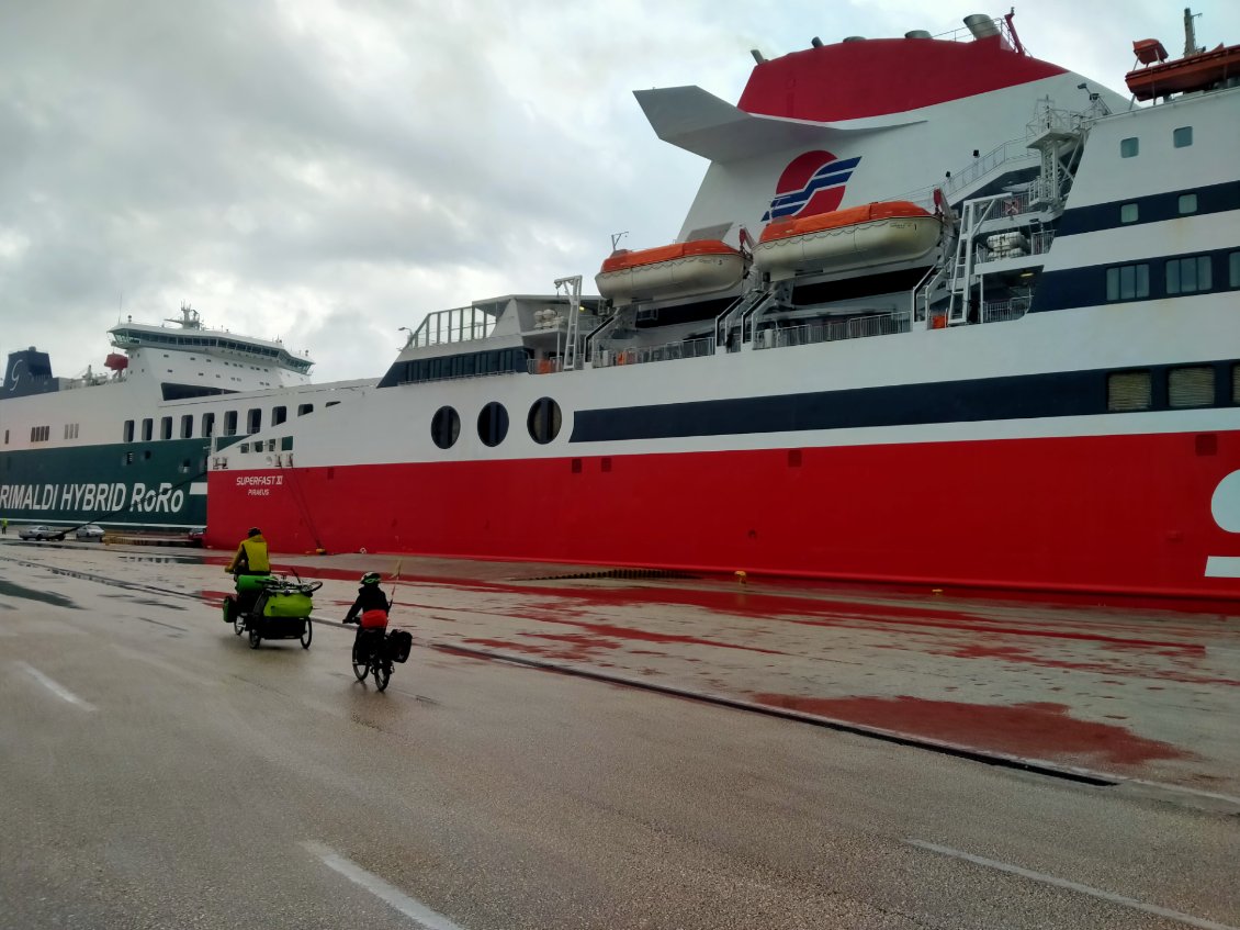 Nous embarquons sur un Ferry direction la Croatie