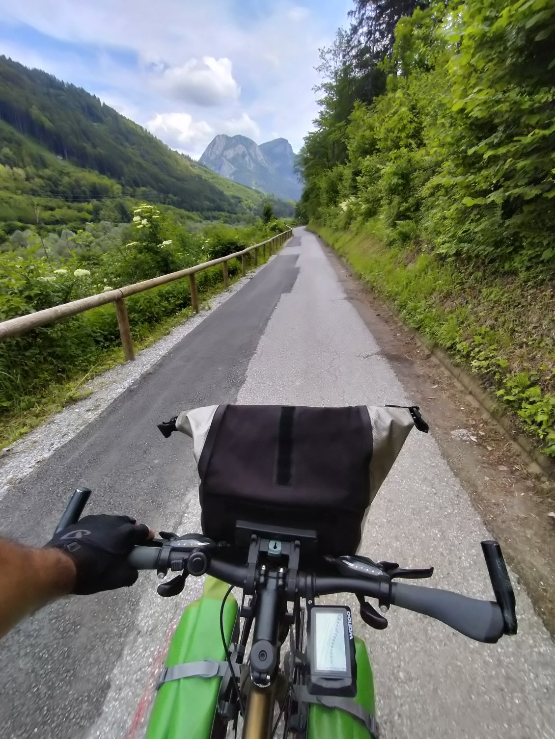 Réalisation du parcours principalement sur Komoot puis transfert sur le GPS (affichage en noir et blanc pour ne pas consommer trop de batterie) avec adaptation en cours de journée suivant les différentes envies