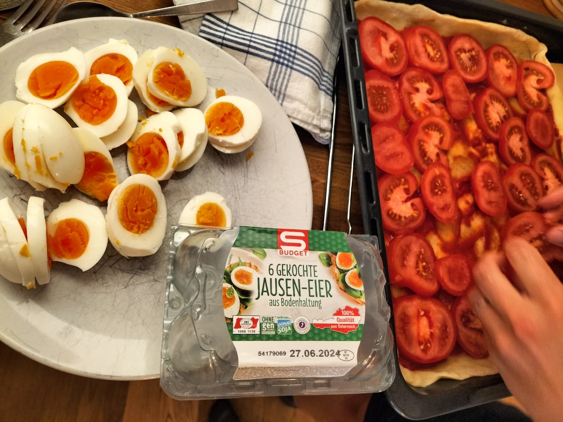 Nous pensions pouvoir faire une quiche qui se transforma en tarte lorsque nous avons voulu casser les oeufs ! les germanophones nous diront que c'était pourtant marqué dessus qu'ils étaient cuits !