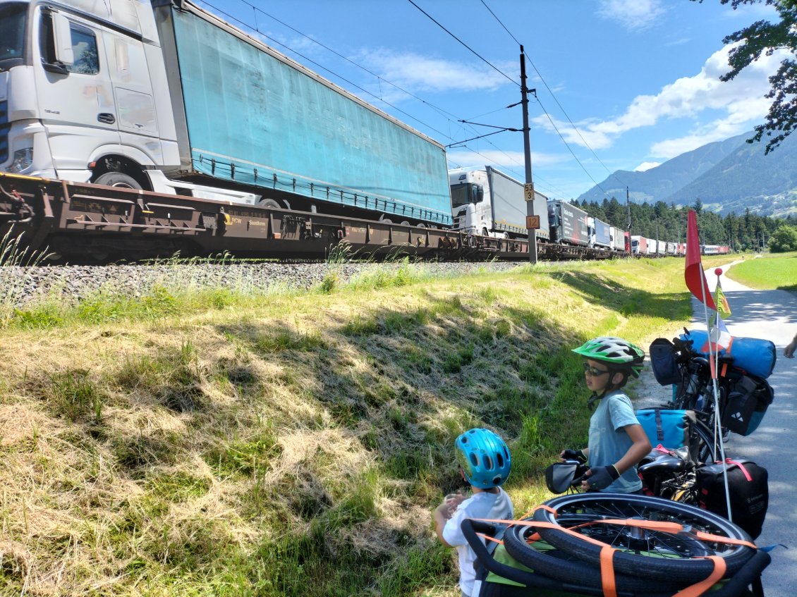 Autant de camions sur un train, c'est du jamais vu