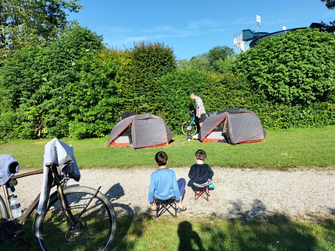 On observe tranquillement les autres campeurs !