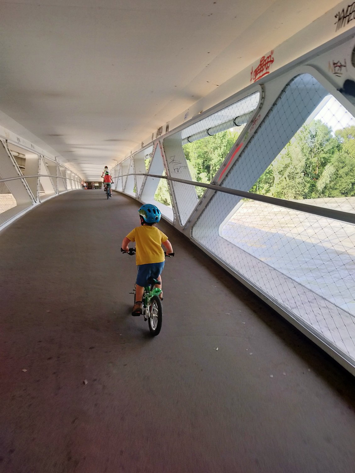 Un pont pour cycliste sous un pont routier