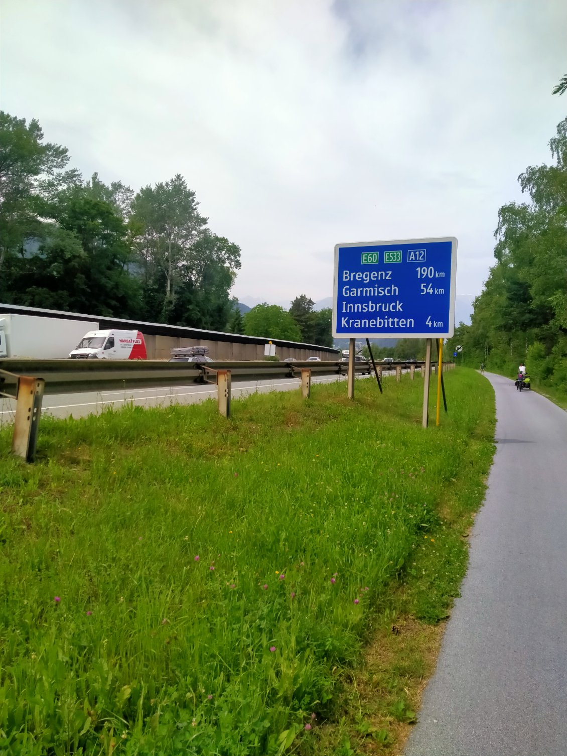 Les fonds de vallées imposent parfois de coincer la piste cyclable entre l'autoroute et la rivière ce qui n'est pas le plus agréable !