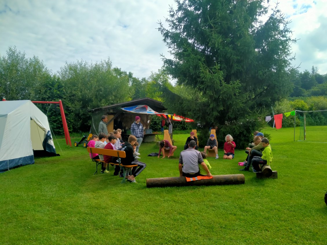 Conférence improvisée par la professeure de cette classe allemande sur notre périple en famille