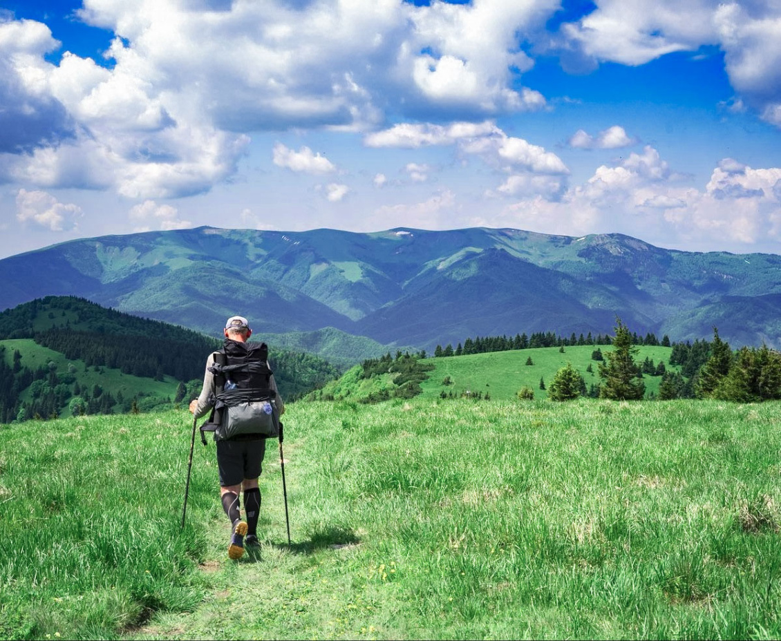 À pied.
Thru-hike transcontinental par les montagnes. Bruno Leroyer