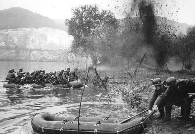 Soldats de la Wehrmarcht traversant la Meuse en mai 1940 (percée de Sedan).
