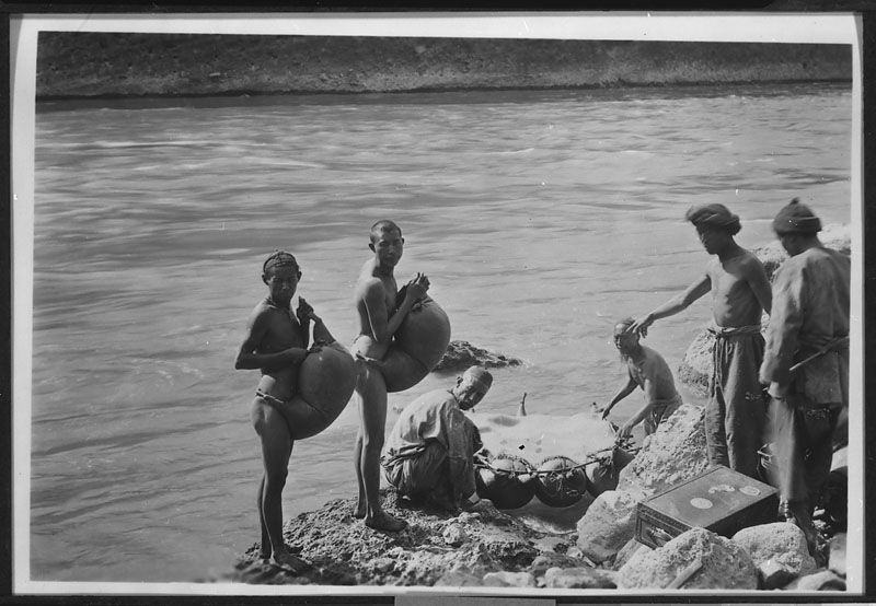 Nageurs de la tribu des Naxi du fleuve Yangtze (Chine), photographiés dans les années 1930 (Rock, 1947).