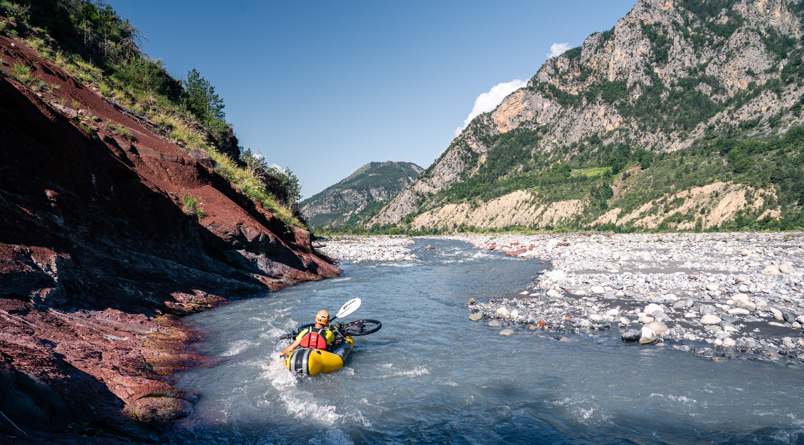 Les précurseurs ont fait des émules : voilà quelques années que nous avons pris goût à l’itinérance en packraft. Photos : Anthony