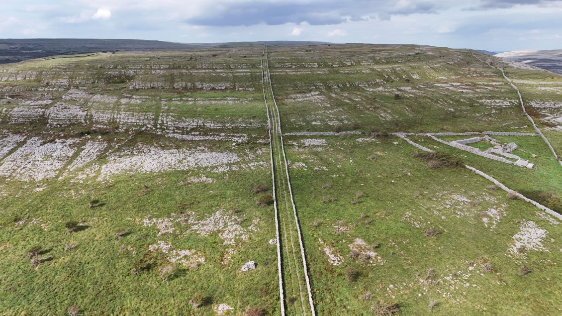 Toujours étonnant de voir ces murets en pierre très rectilignes quelque soit le relief.
