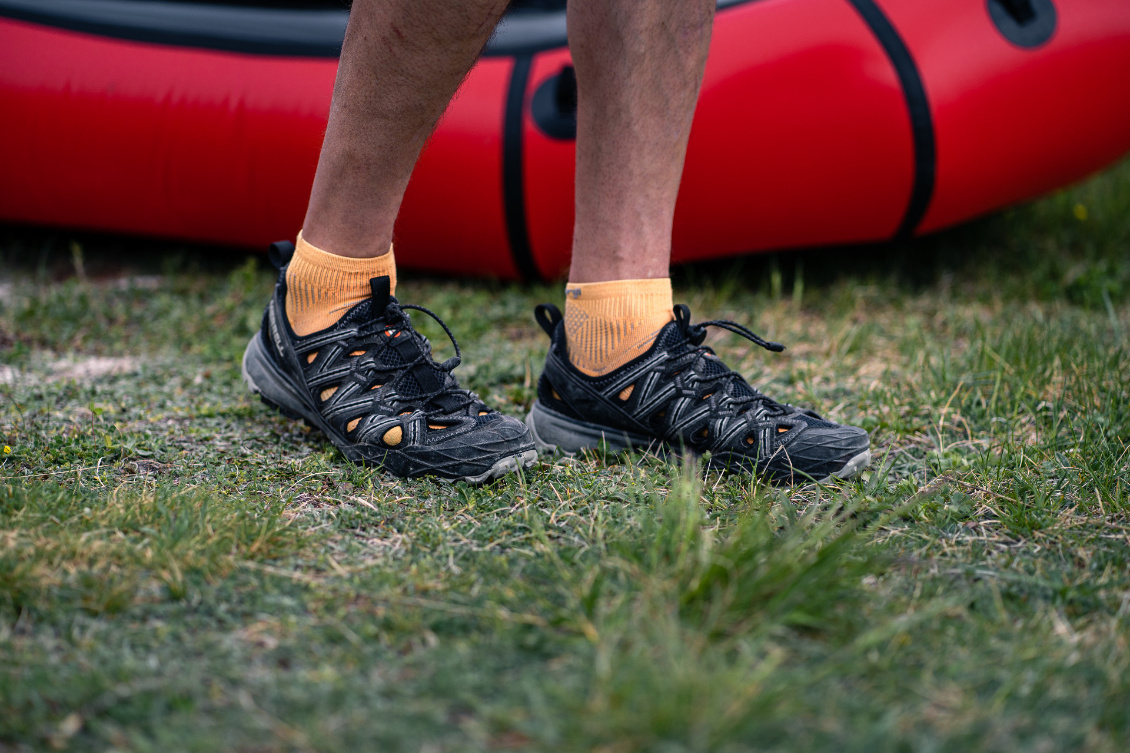 Aéré... et protégé ! C’est tout l’enjeu de bonnes chaussures de navigation en voyage : qu’elles sèchent vite, mais qu’elles protègent bien ! Photo : Anthony Komarnicki