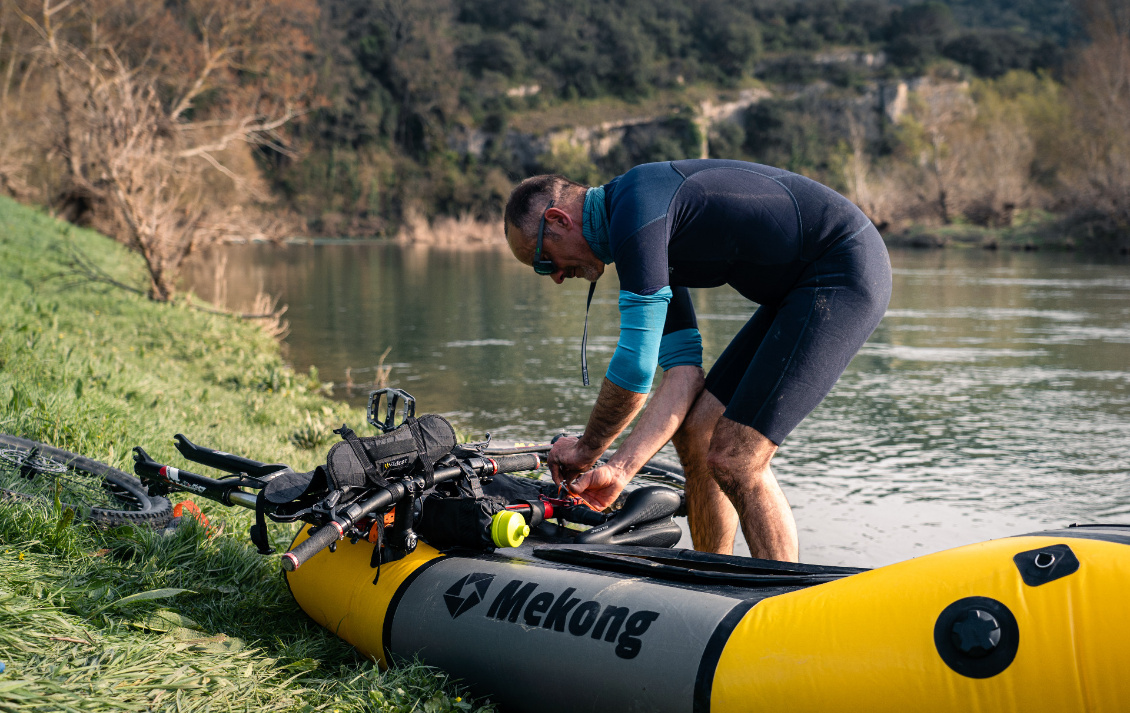 Shorty. Lors de notre bikeraft sur le Gardon, Seb a opté pour un shorty, une solution intermédiaire intéressante. Photo : Anthony Komarnicki