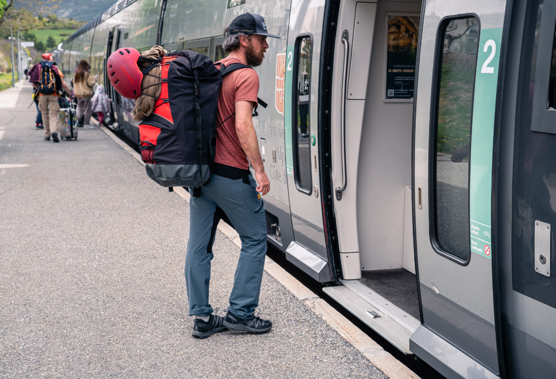 Incognito ? Prendre le train avec toutes ses affaires pour naviguer, un des atouts majeurs du packraft ! La pagaie en 4 brins est dans le sac. Photo : Anthony Komarnicki