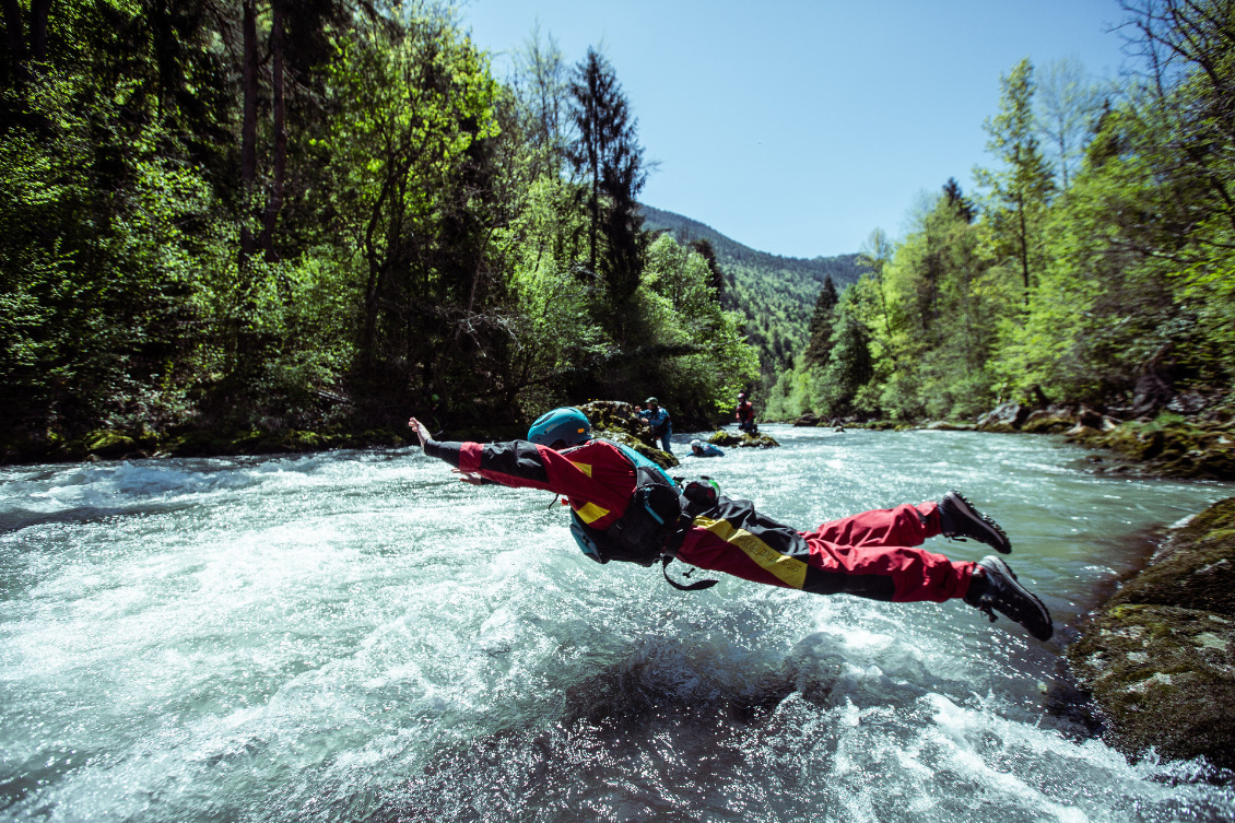Se jeter à l’eau ! Avec R3 France, on apprend de solides bases de sécurité, avec beaucoup d’exercices pratiques ! Photo : Ciaran Heurteau.