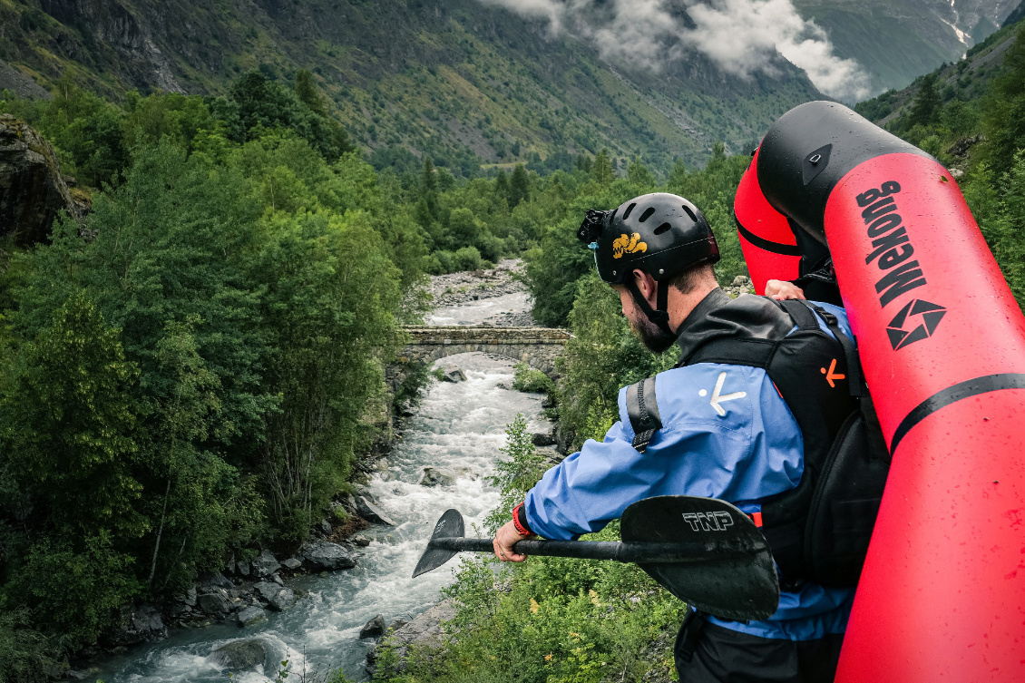 Repérer. Libres comme l’air. Le portage est si facile qu’en repérant une section technique, on ne pose même pas le bateau ! Ici sur la Séveraisse (05). Photo : Anthony Komarnicki