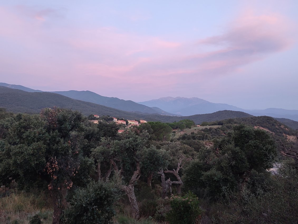Le soleil se lève sur le Canigou