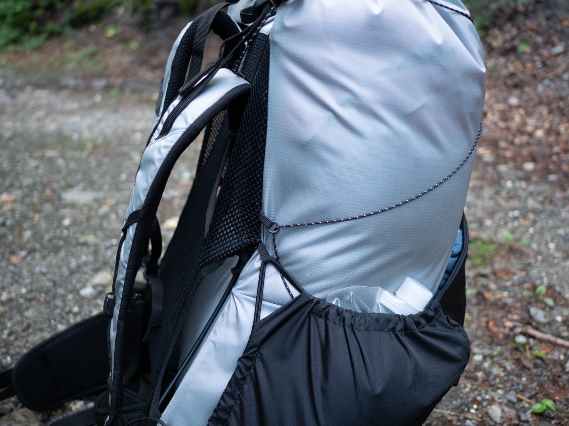 ... et donc compresser le haut du sac.