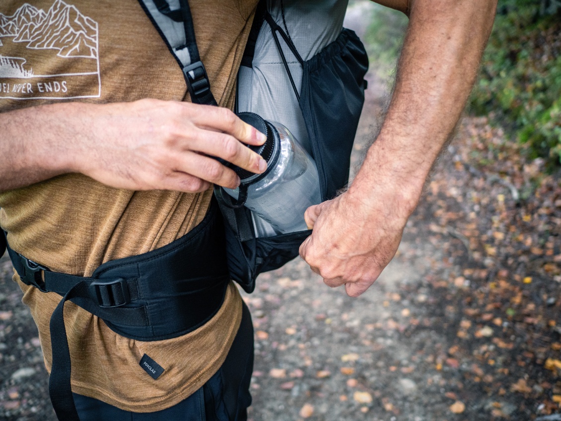 La poche latérale gauche est accessible sans retirer le sac à dos.