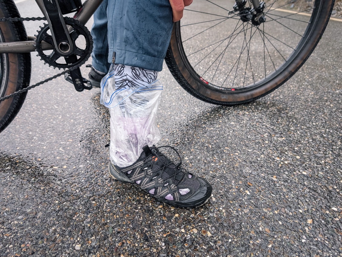 Le plastique qui dépasse, c'est le système D pour faire des chaussettes étanches avec un ziplock :)