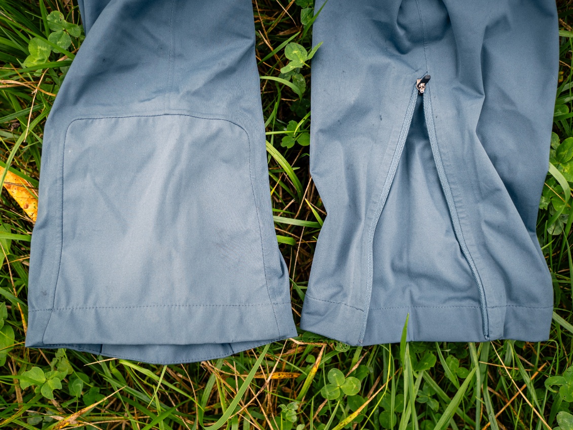 De chaque côté, un zip pour agrandir l'ouverture. Pour la jambe droite, un empiècement plus résistant a été ajouté (côté pédalier donc).
