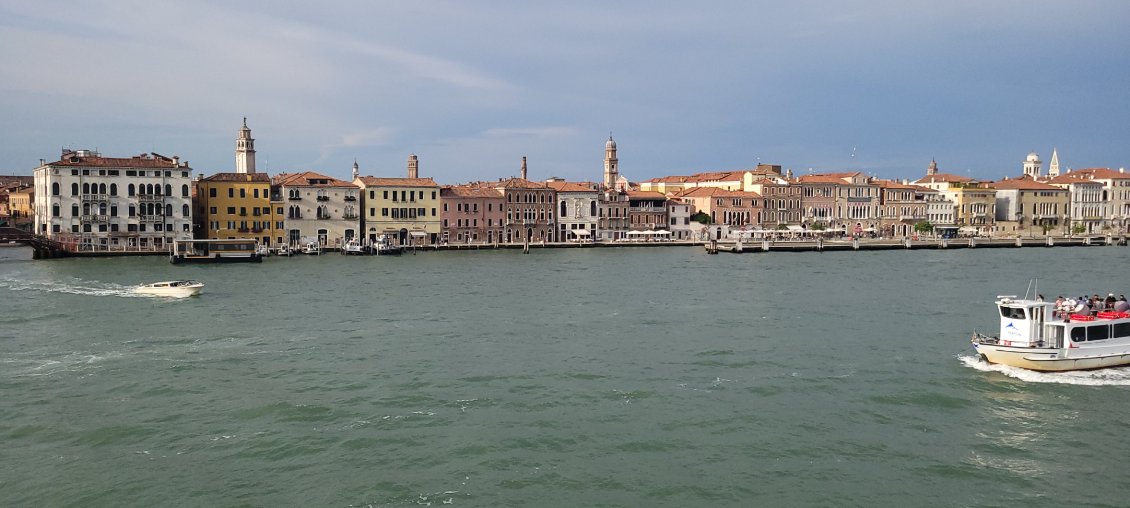Dans la navette qui nous amène sur l'île du Lido