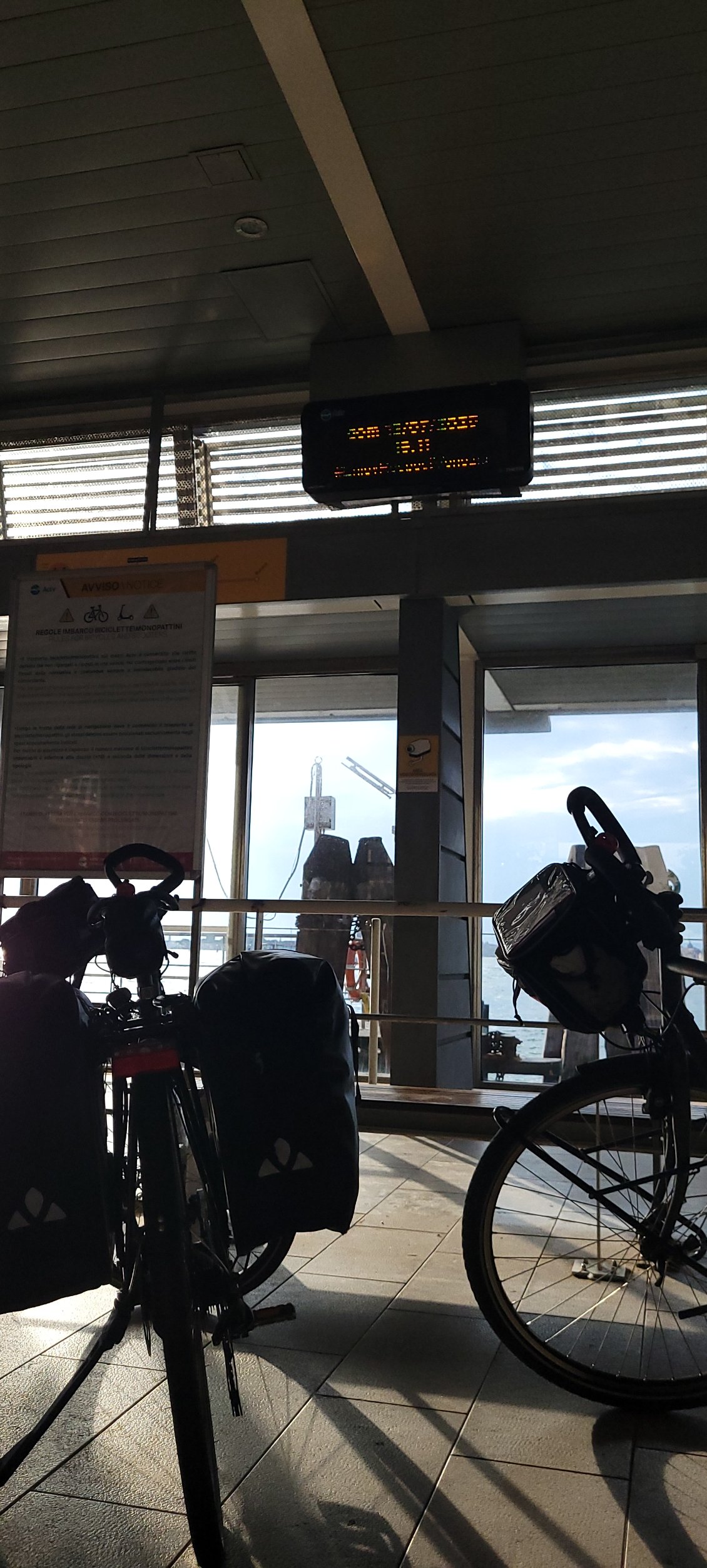 Dans l'attente de la navette fluviale pour rejoindre Punta Sabbiano depuis l'île du Lido