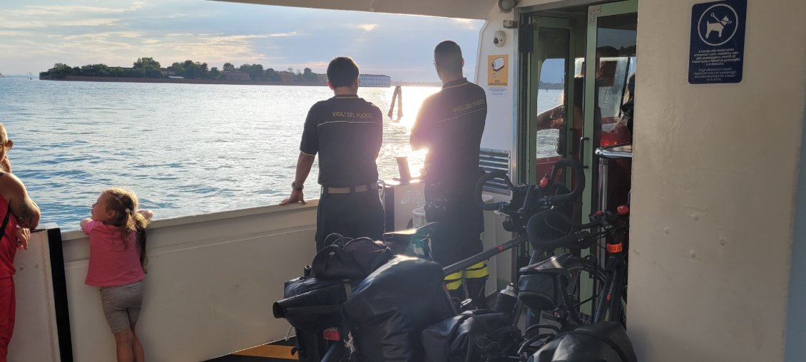 Arrivée à Punta Sabbiano au soleil couchant, heureux d'être enfin sur notre vélo et indépendant des transports publics.