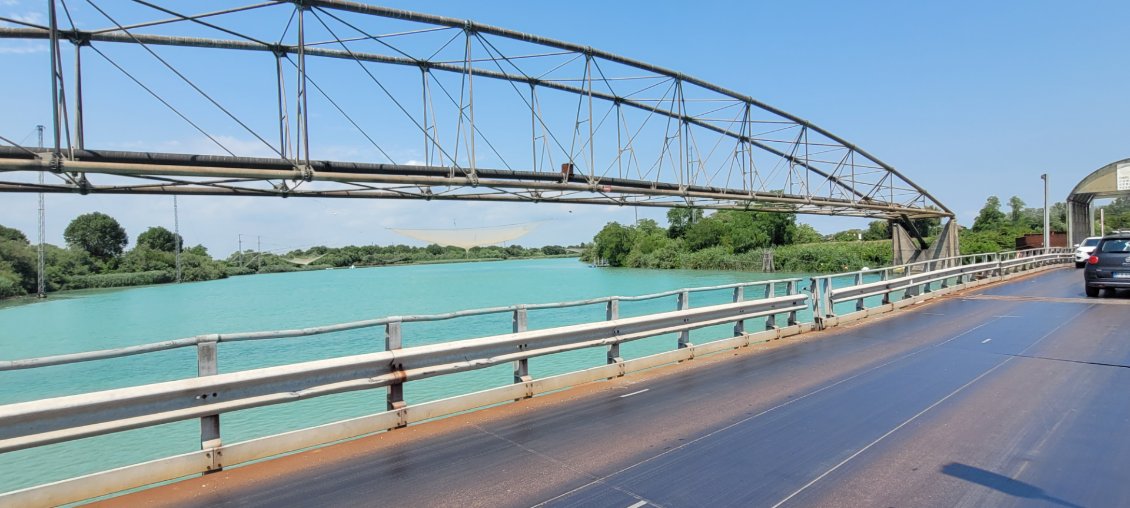Petit pont à péage (gratuit pour les cyclistes) qui permet d'éviter de long détour le long des canaux.
