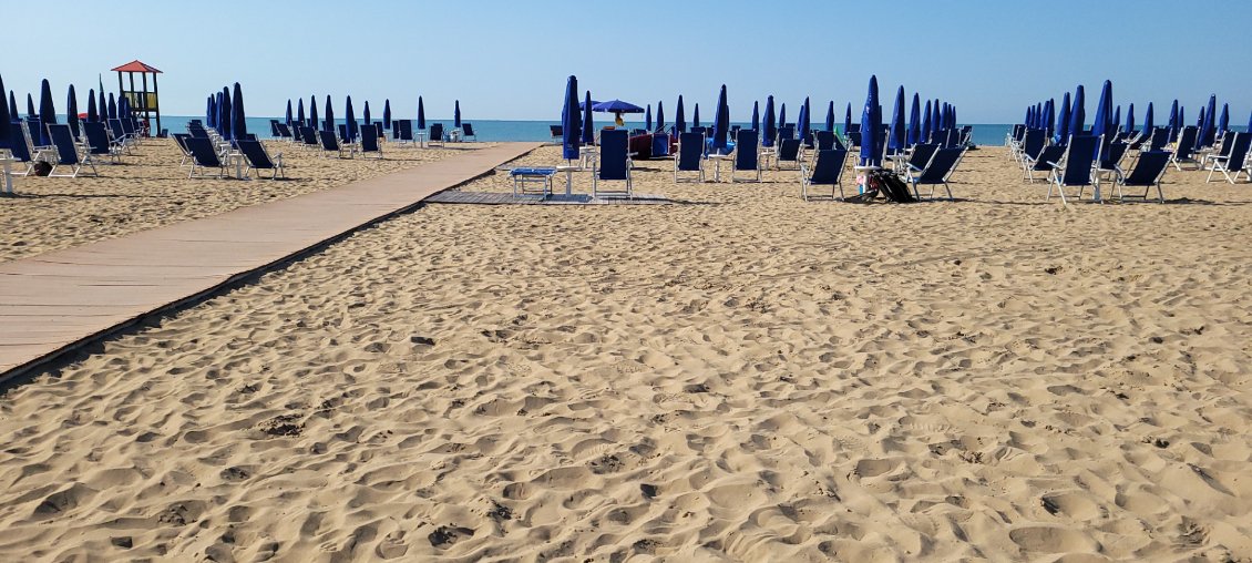 Au petit matin quand la plage est encore endormie mais plus pour longtemps.