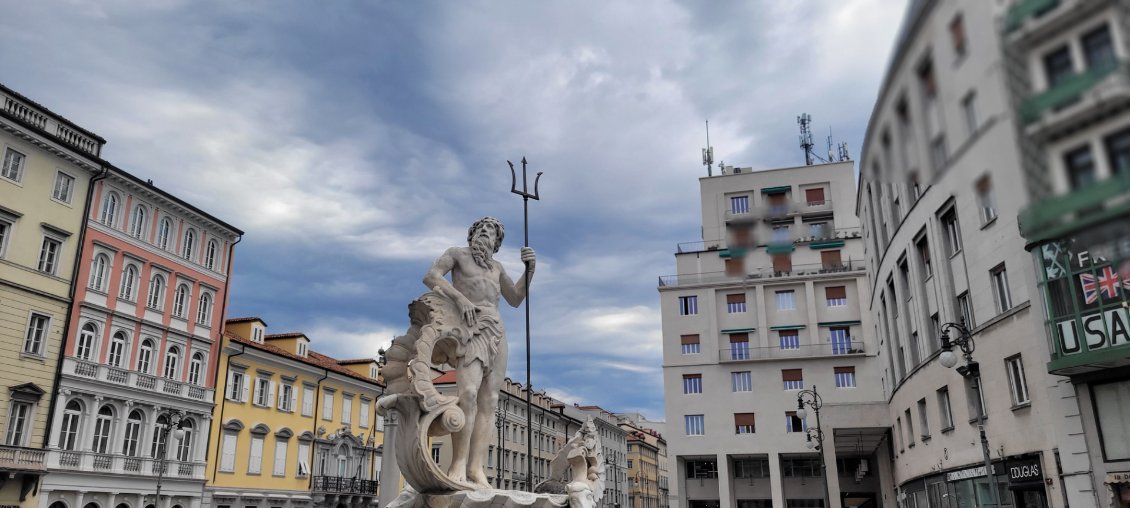 Symbole de la mer sur la Piazza della Borsa