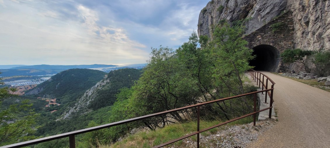 Sur les hauteurs en montant vers la Slovénie par la "pista ciclopedonale Giordano Cottur".
