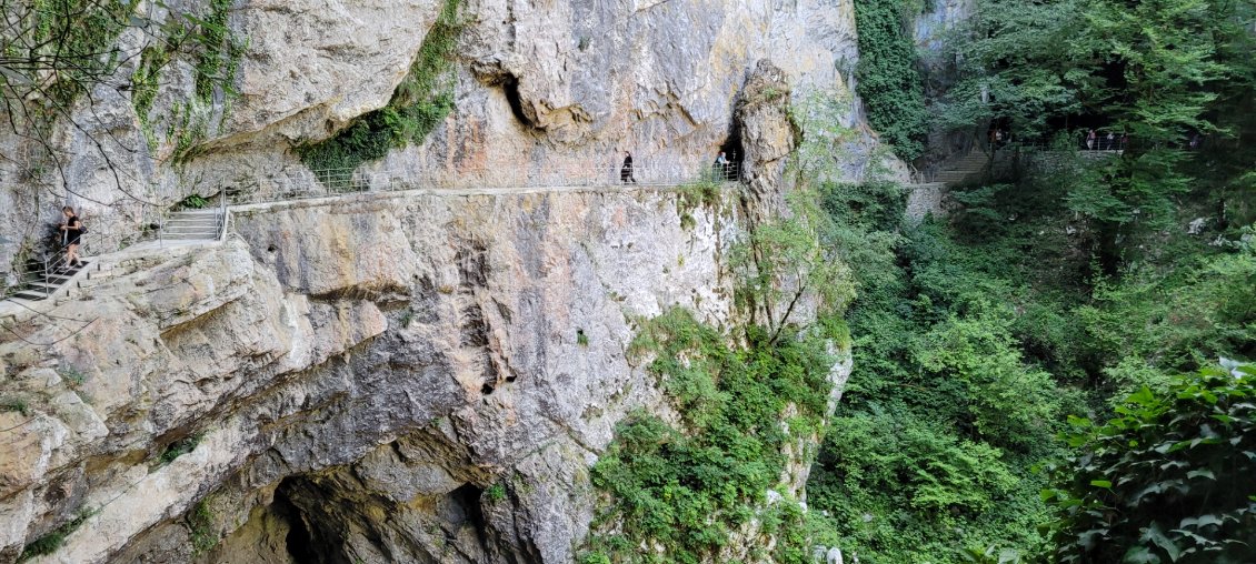 Sortie de la grotte de Matavun par la falaise