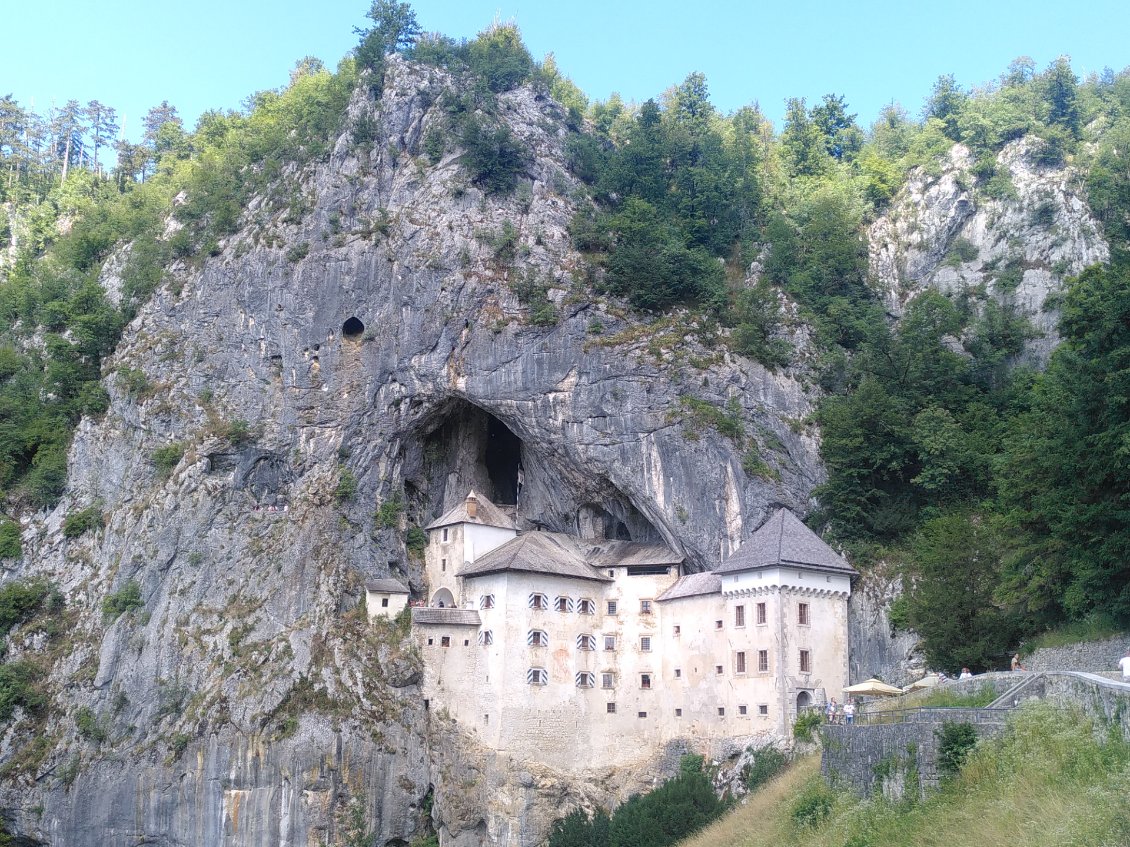 Château de Predjama du XIIIème siècle. Et son histoire épique du chevalier Érasme Lüger