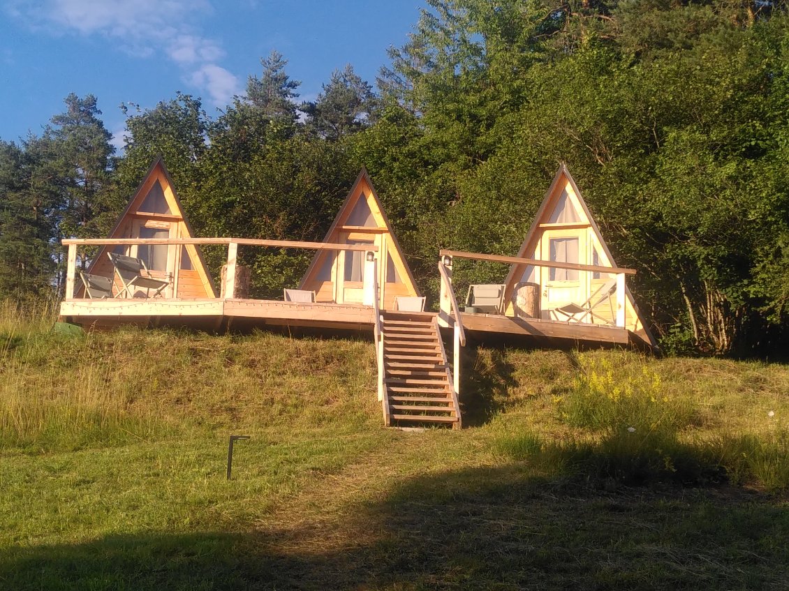 Nous resterons dans notre petite tente mais les cabanons de ce camping de Vrh nous ont attirés un instant.