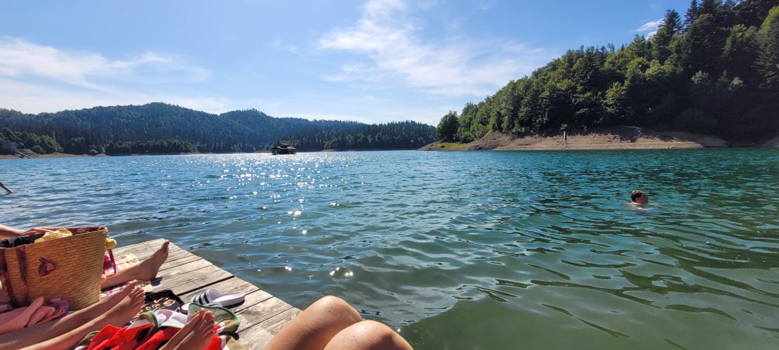 Pause au bord du lac avec les habitants de la région. Au loin, une navette dans un style Mississipi
