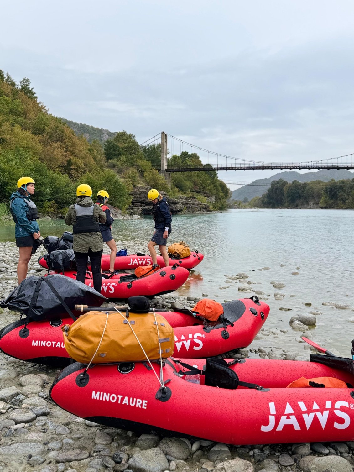 Packrafts chargés, équipiers motivés, prêts à partir! 
Nous avons rajouter des sangles ou tendeurs pour accrocher les sacs étanches aux œillets des packrafts.