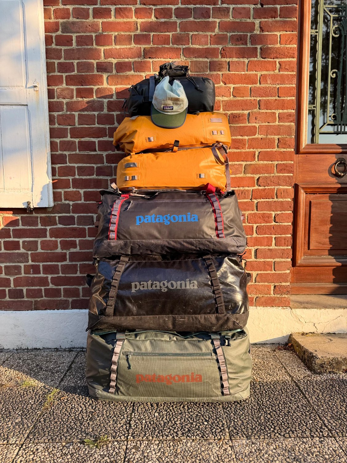 Le matériel pour ces 5 jours
Contenu : 4 packrafts (3 monoplaces, 1 biplace), pagaies, gilets, casques, pompes, matériel de bivouac, quelques vivres, affaires personnelles.