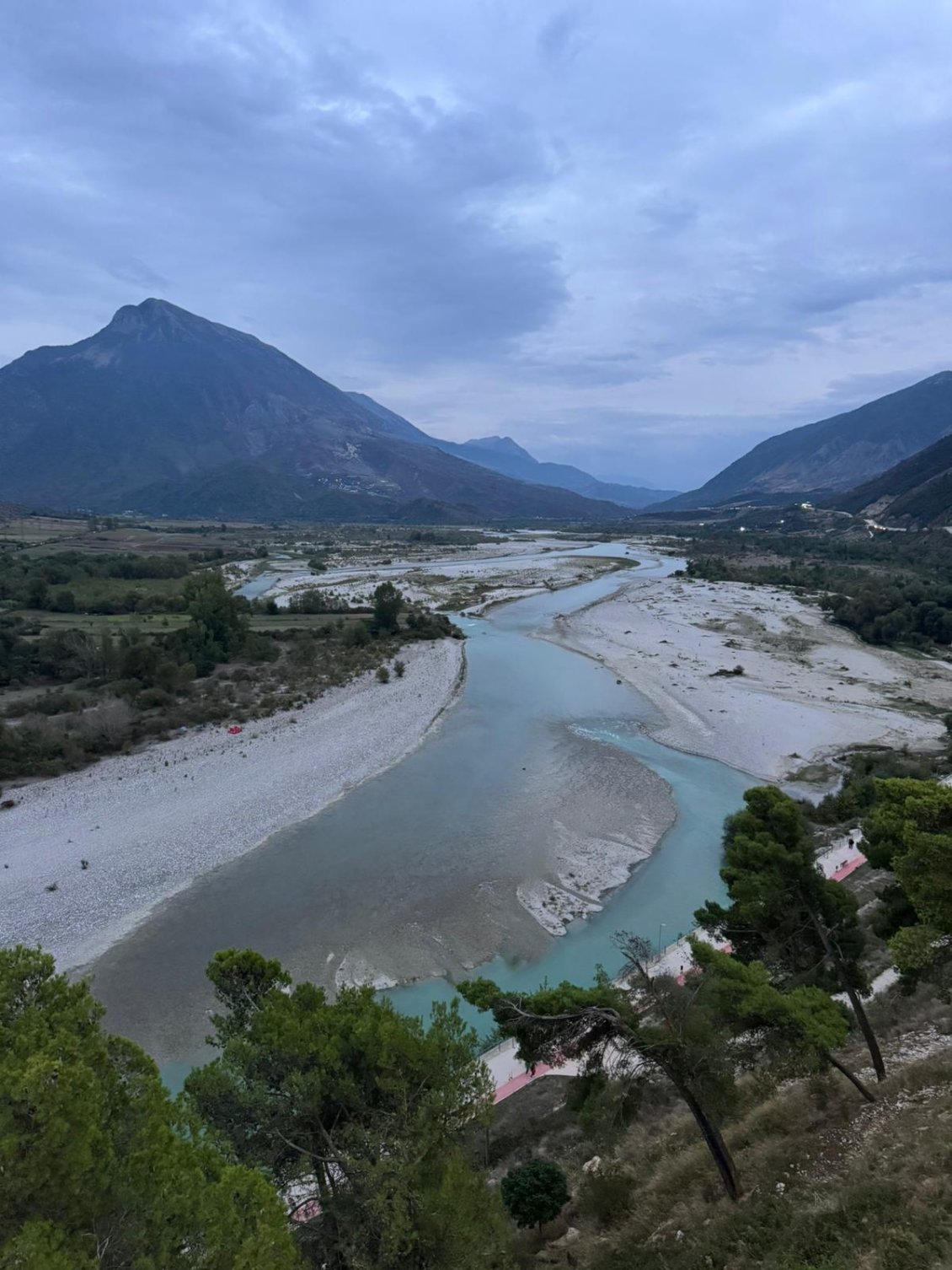 La Vjosa vue des hauteurs de Tepelena.