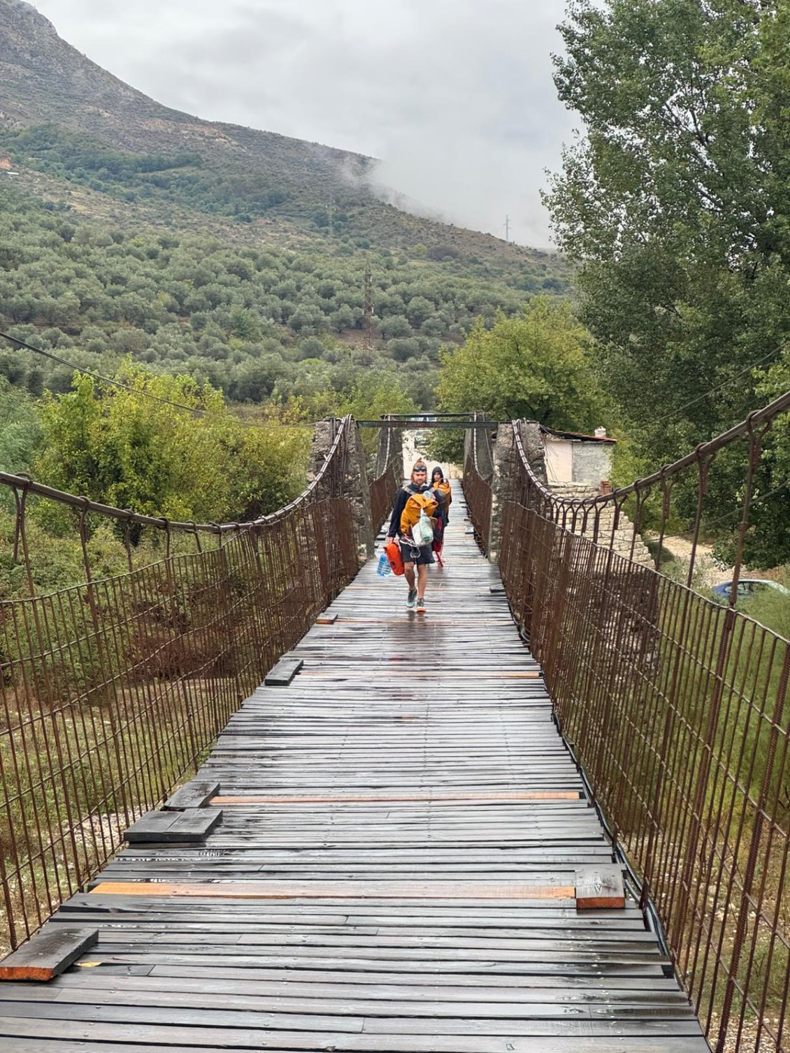 La face cachée des belles photos : ranger son bivouac puis marcher sous la pluie jusqu'au bus de retour à la capitale.