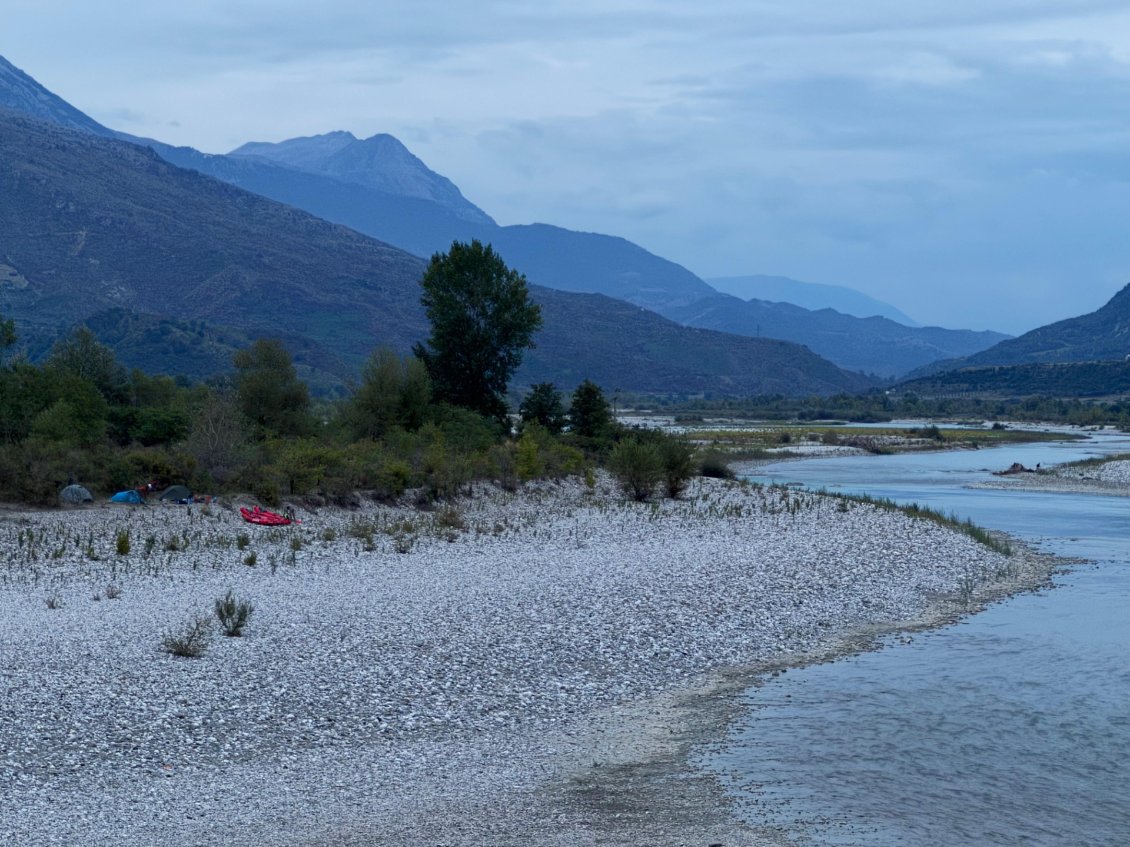 Bivouac au près de l'eau.