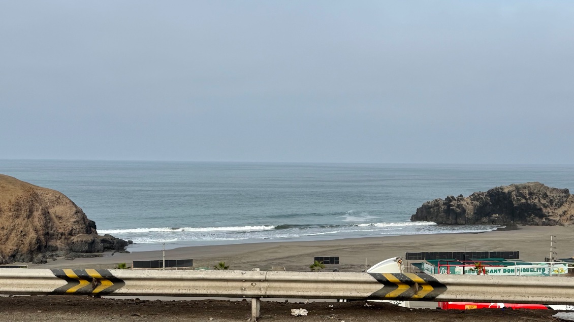 Toujours un bord de mer inaccessible, tout est cloisonné le long de l’autoroute, mise à part les villes où l’on peut s’approcher des plages
