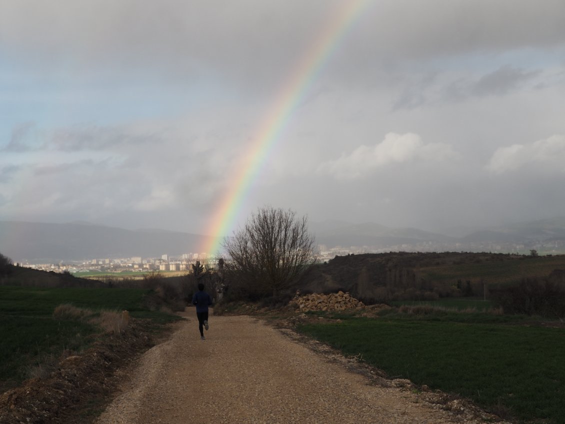 Pampelune se dessine à l’horizon, sous un bel arc-en-ciel.