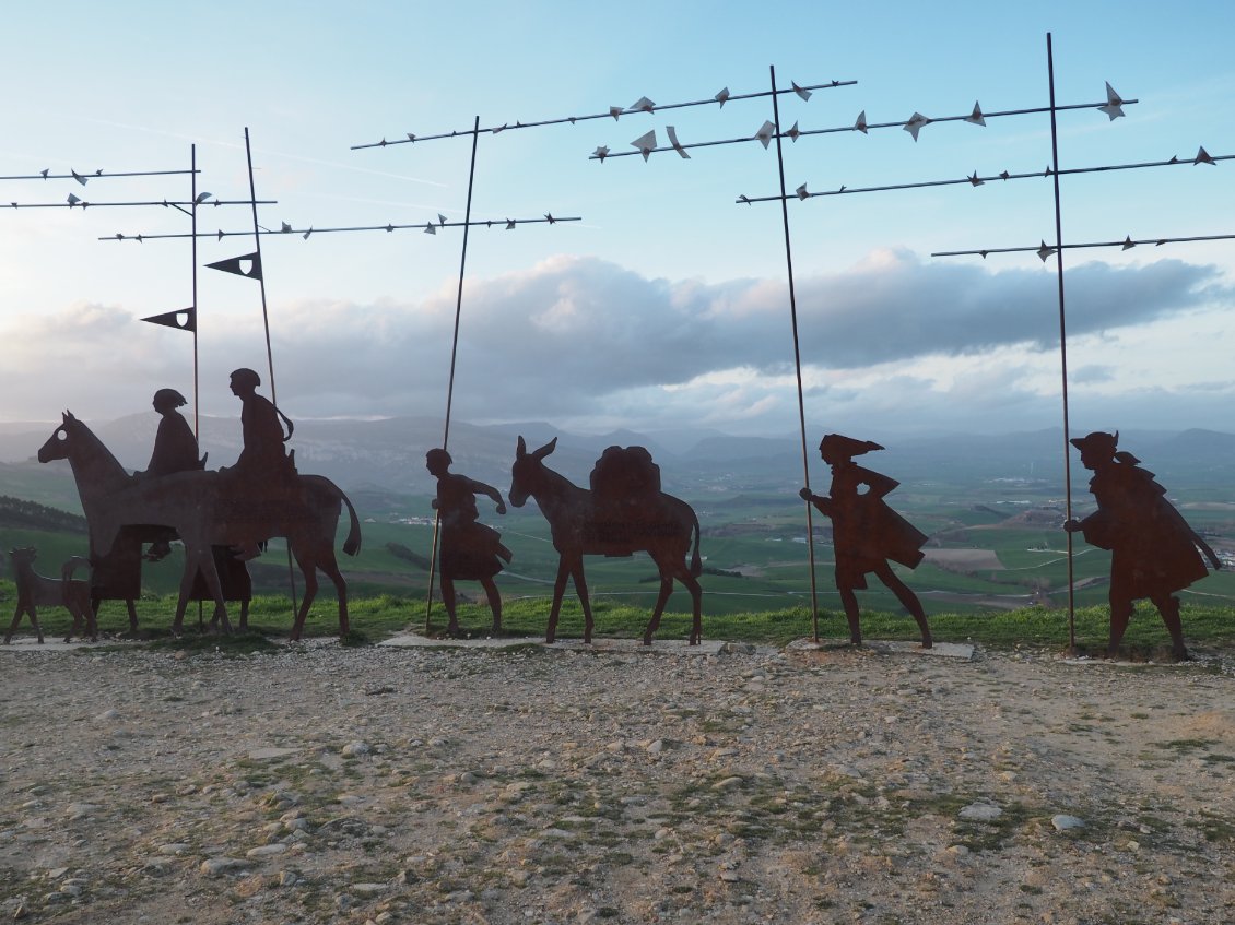 Ces pèlerins métalliques, surnommés Via Crucis, veillent sur le chemin de Compostelle.
