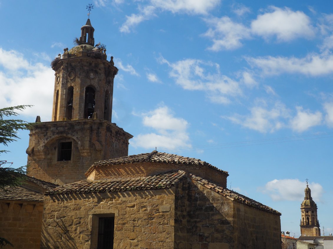 Belle chapelle coiffée de nids de cigogne, symbole de la région.