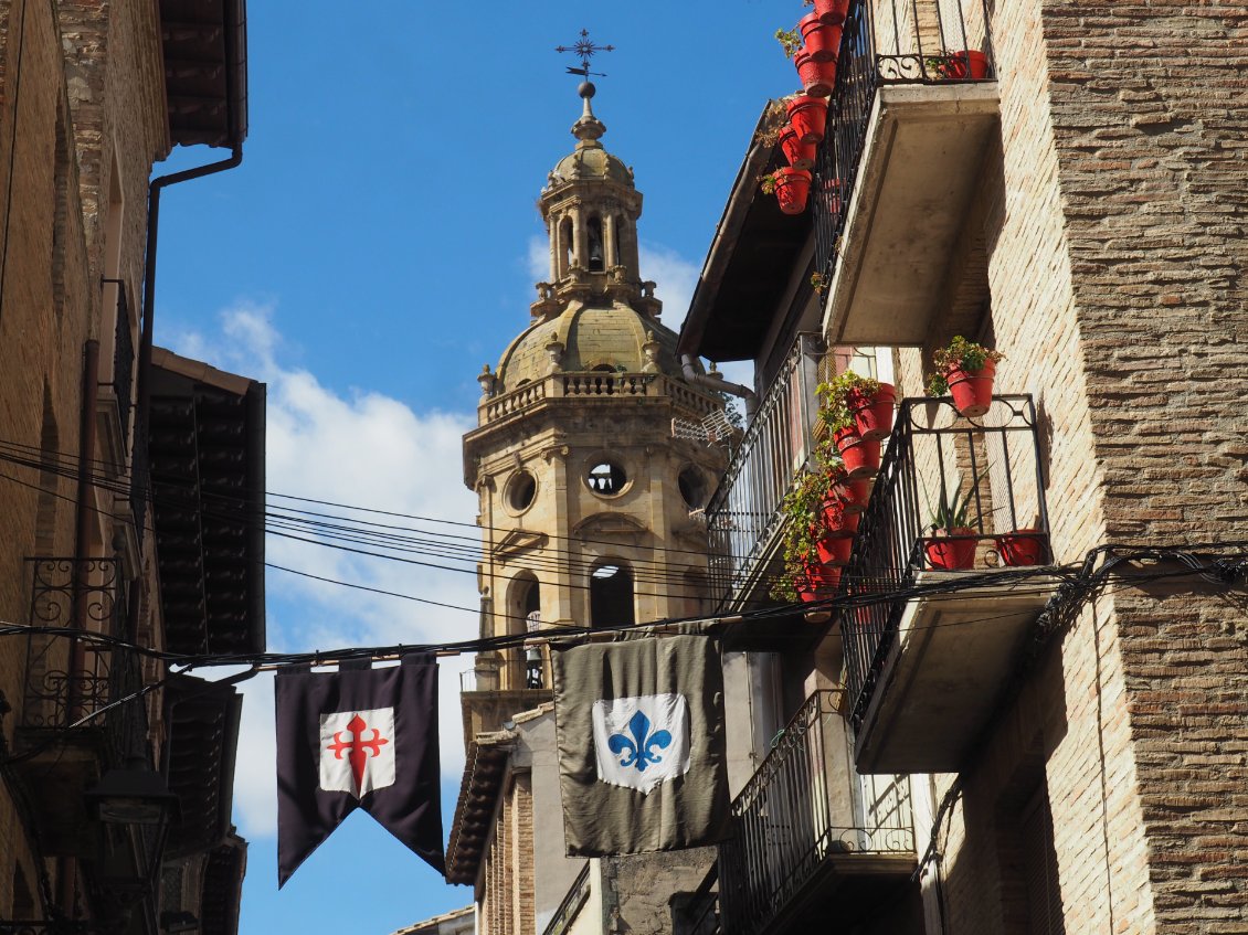 Les blasons et drapeaux locaux ornent les maisons de Puente la Reina.