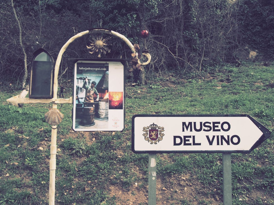 Suivez le panneau, le vin vous attend.