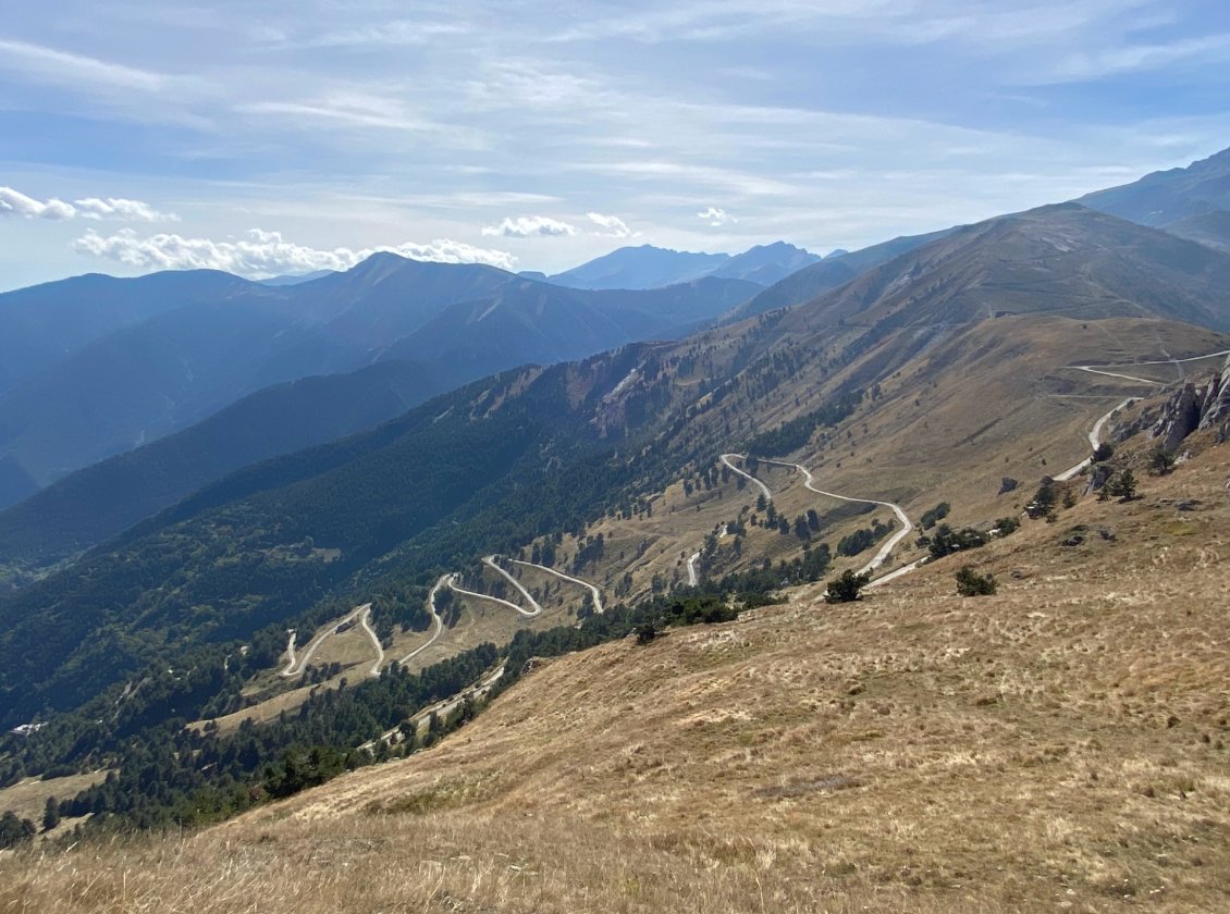 Vue sur les virages sans fin qui descendent côté français