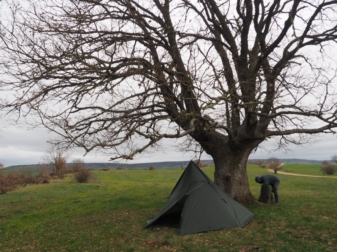 Bivouac improvisé de la veille, entre frontale et rafales de vent.