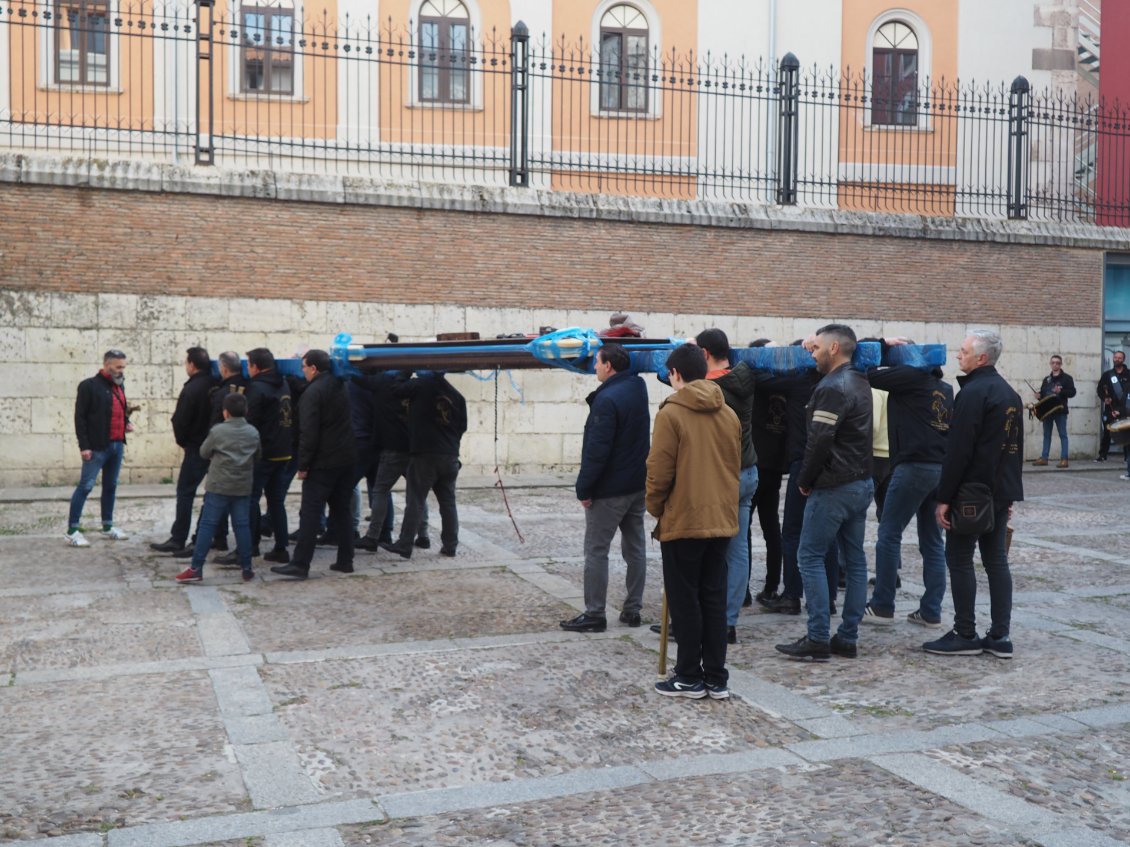 Tradition et ferveur : les costaleros en procession.